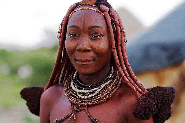 非洲最原始的部落,当地姑娘用泥当衣服,小伙平均寿命不到15岁!