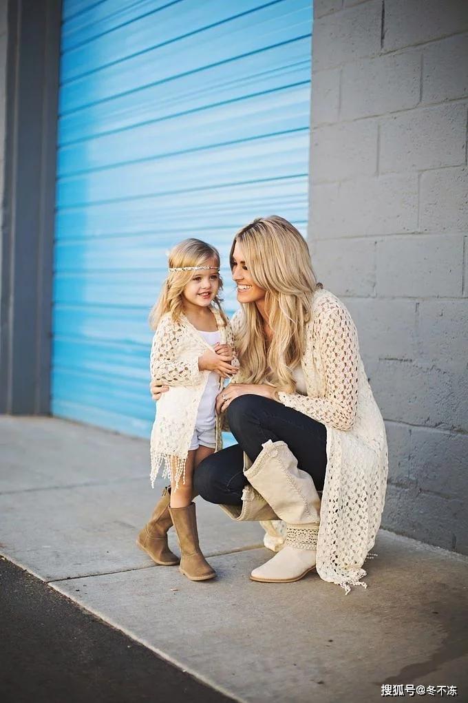 街拍辣妈带娃时尚性感的穿搭让女性魅力up加倍