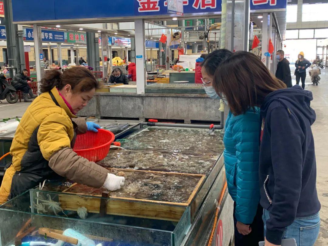 虾,贝类等海产品应有尽有,尤其是鲅鱼占据了整个市场的大部分摊位,个