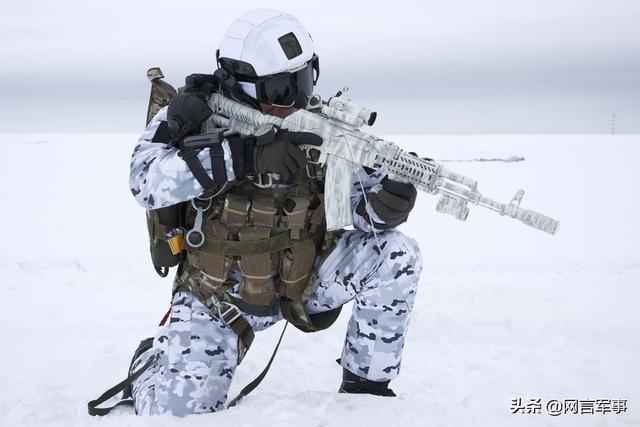 参演俄军伞兵身着新式保暖雪地迷彩服,除配备带瞄准具,战术电筒的突击