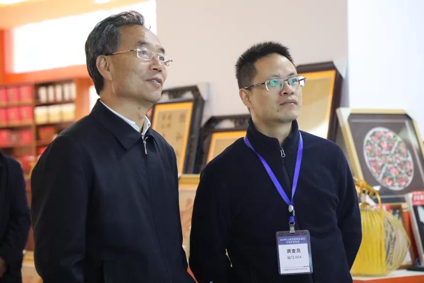 云南贫困县退出专项评估检查组到服务中心检查电商扶贫工作_宣威市