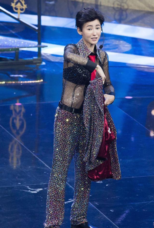 张柏芝男装造型真帅透视薄纱秀身材线条亮片西装潮感十足