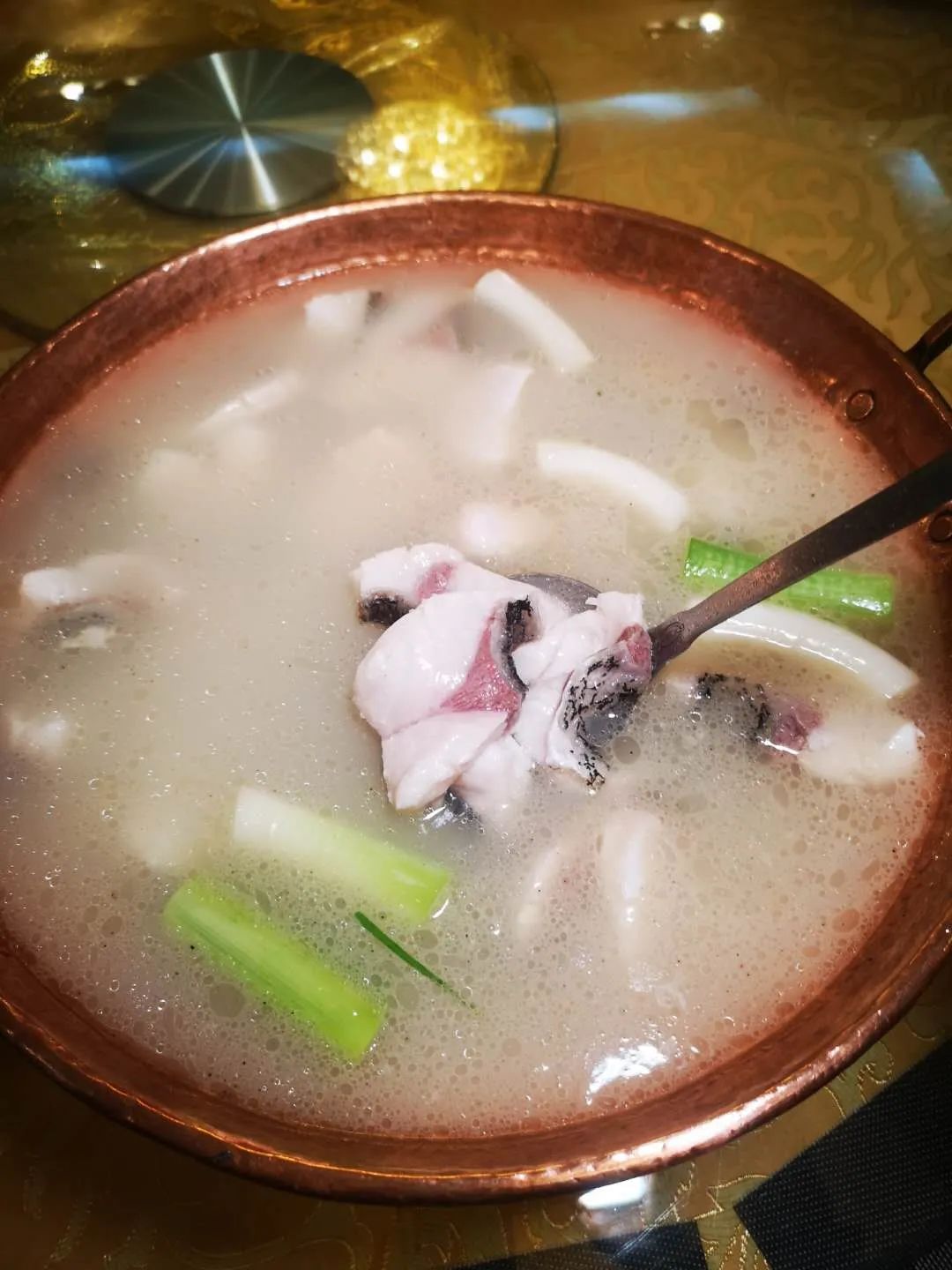 漫湾水库铜锅鱼中国烹饪大师,昆明天钰酒店行政总厨关云峰先生,经过长