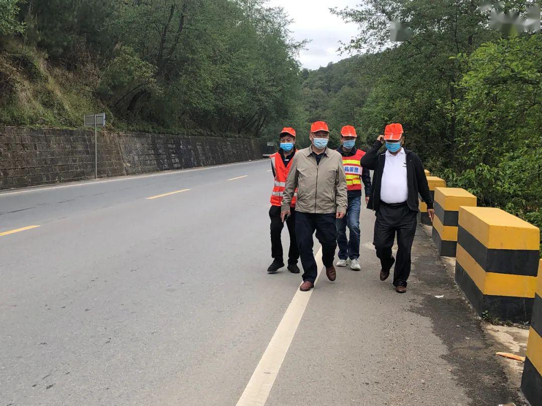 保山公路局党委书记胡正云一行到施甸分局调研