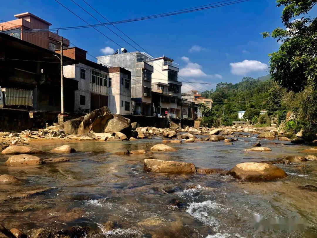 《普宁县地名志》载:永兰村,又名幽兰肚.离县城流沙西偏南25.