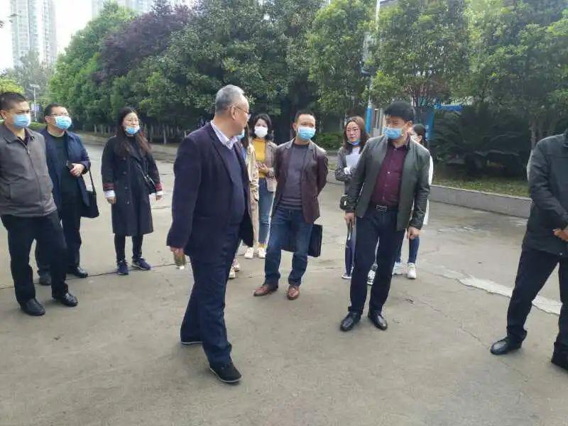 广元职高副校长吴小平,副校长邓仕川带领我校考察人员参观了校园文化