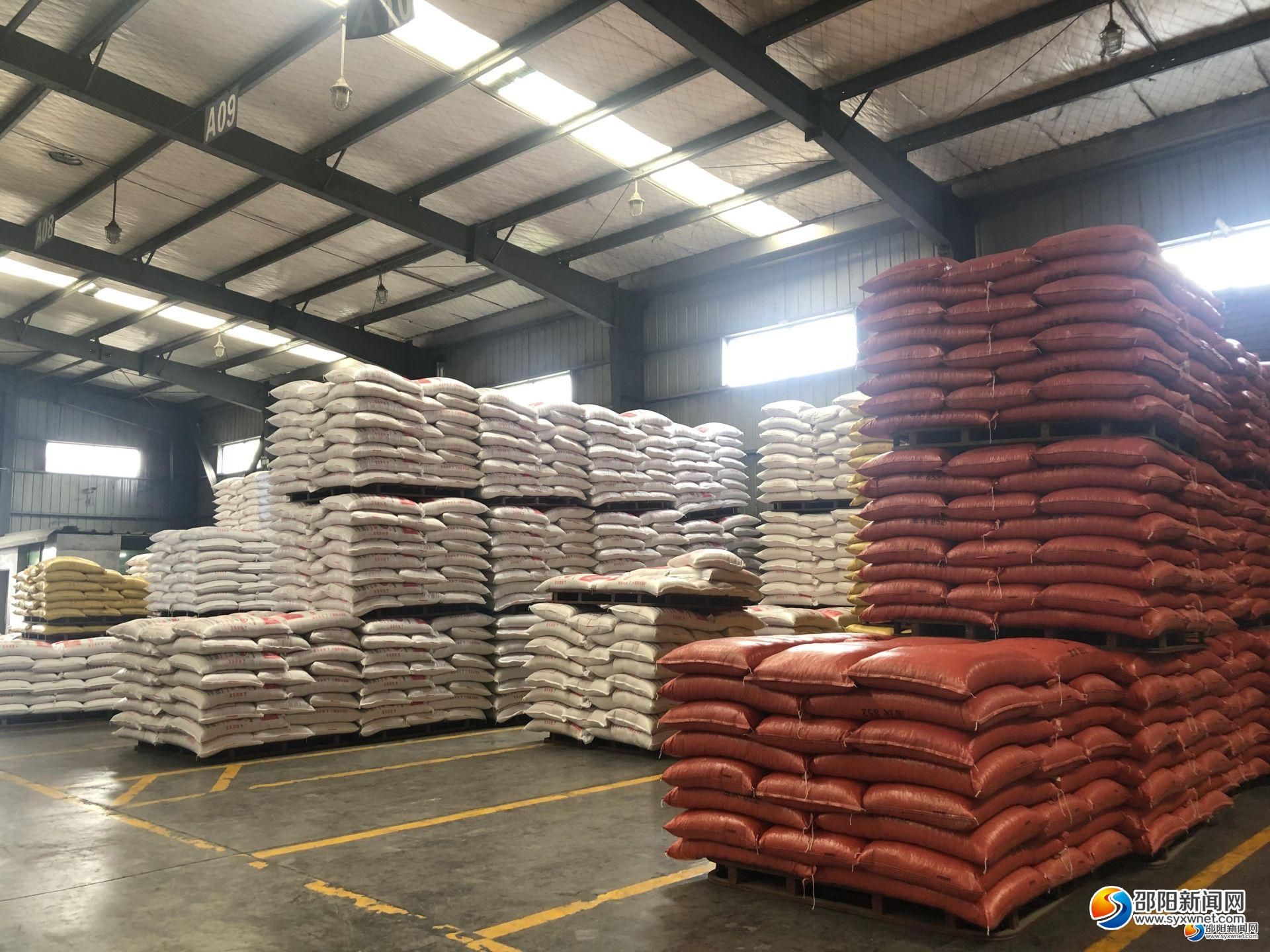 工人正将饲料装车外运宝东农牧仓库外,正在装饲料的货车