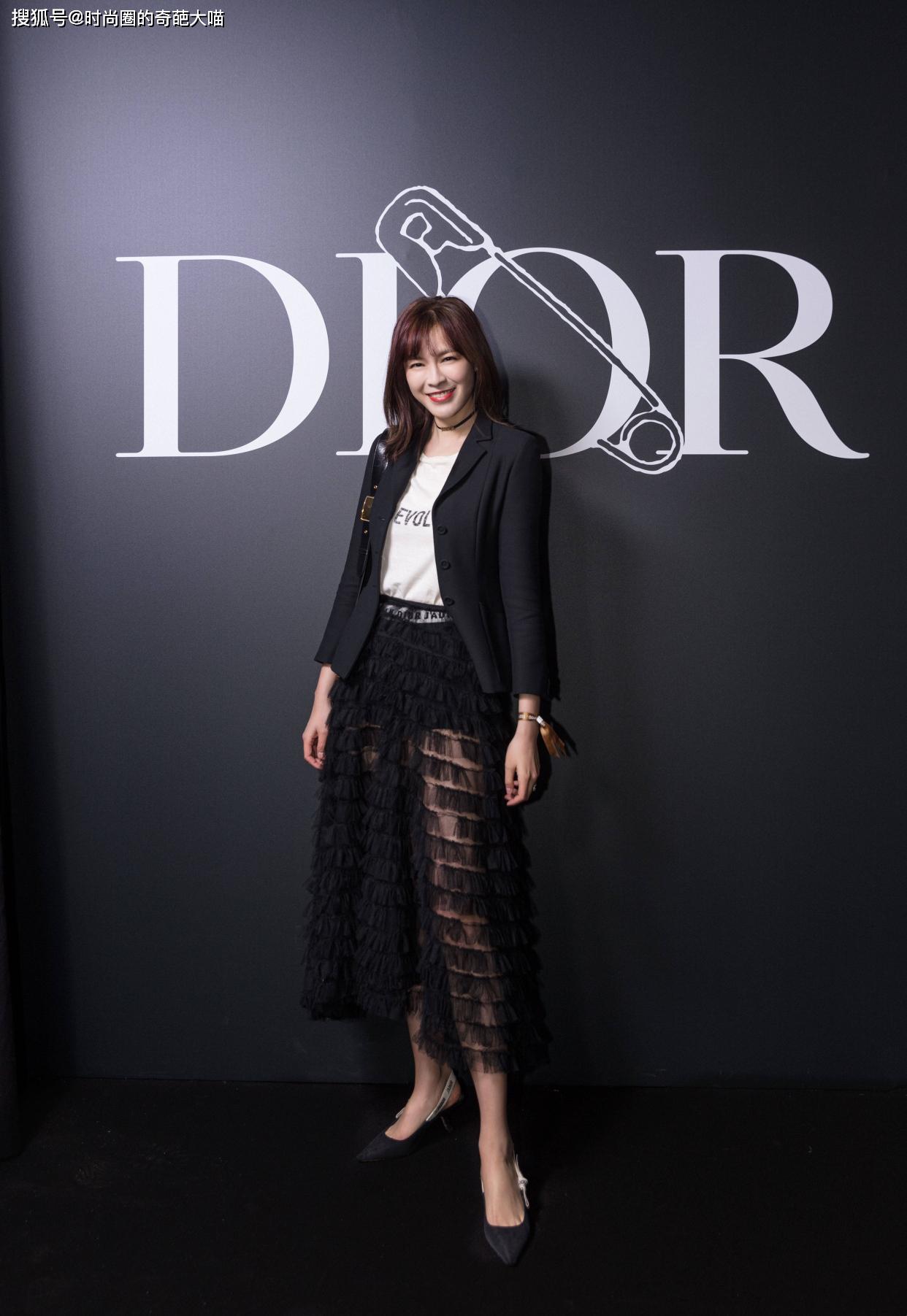 原创李艾不愧是最强辣妈产后疯狂健身平坦小腹隐约显现马甲线痕迹