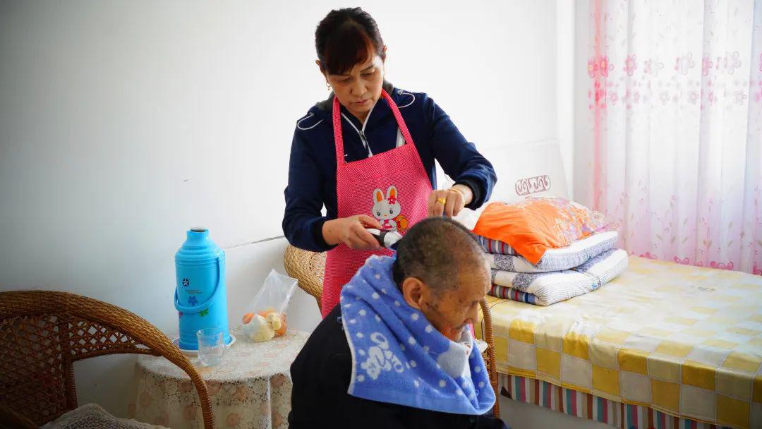 肃南孝女41年孝老爱亲树典范