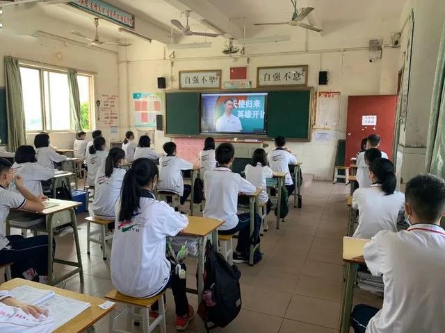 错峰就餐东凤中学学生中午错峰分两批就餐,而每个学生就餐时的位置也