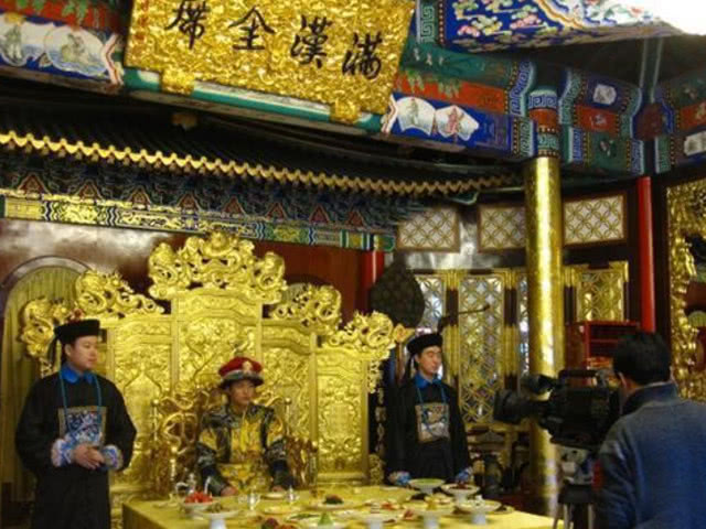 最后的环节便是送菜到餐桌,从御膳房到皇帝的饭桌上,都有内监监督