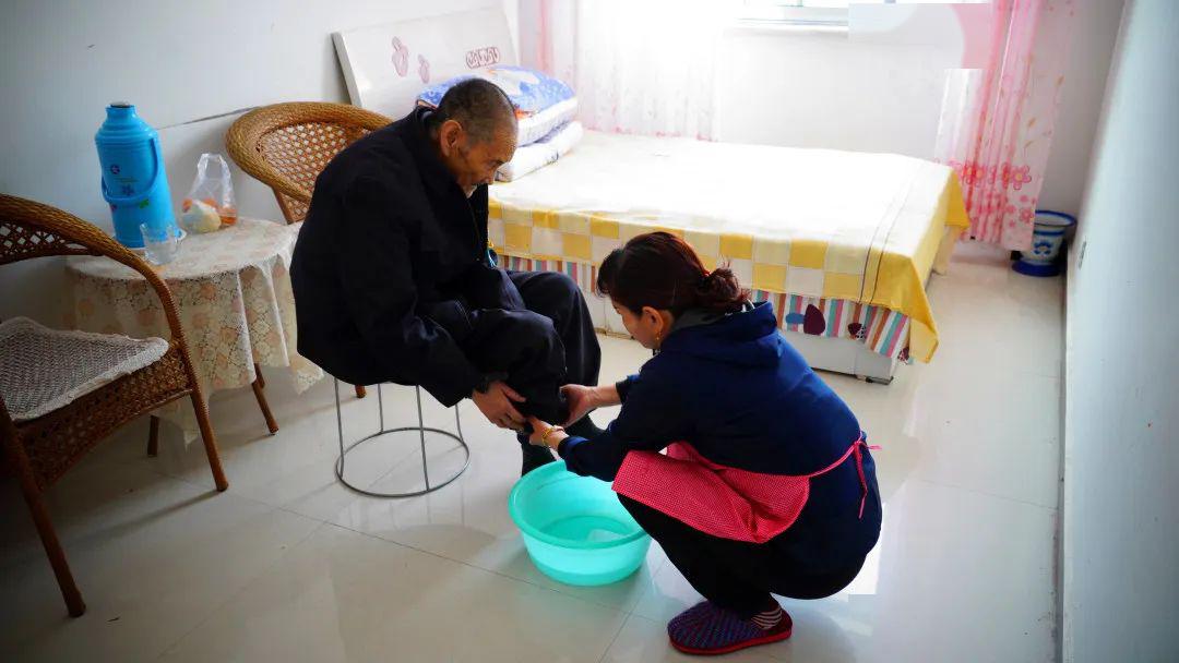 肃南孝女41年孝老爱亲树典范