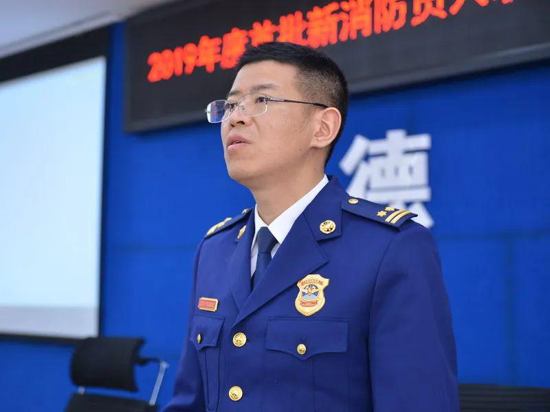 德阳举行首批新消防员授衔仪式11人踏上火焰蓝新征程