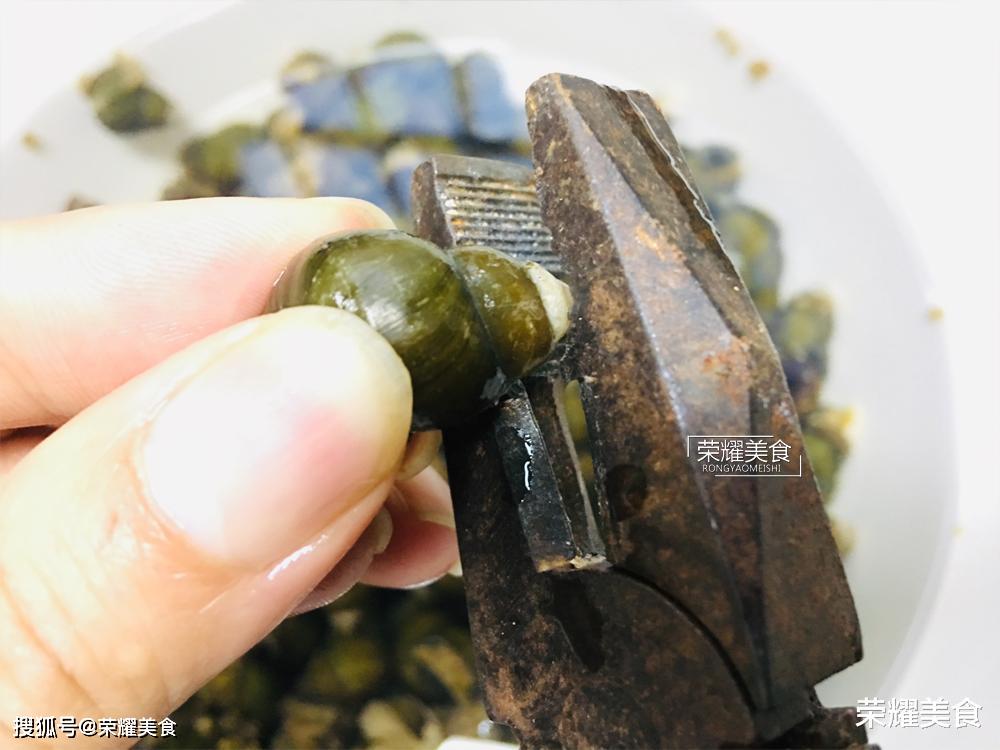 炒田螺为啥吸不出肉来可能你做错了试一下这做法一吸螺肉出