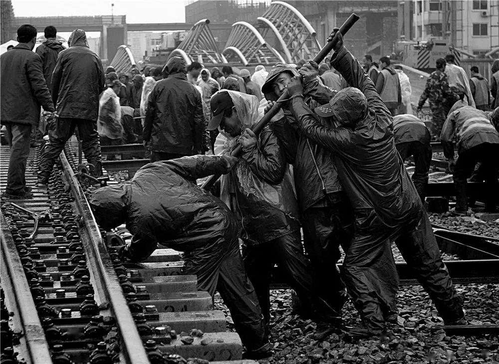 几吨重的轨道,在作业条件十分艰难的情况下,硬是靠人拉肩扛来完成.