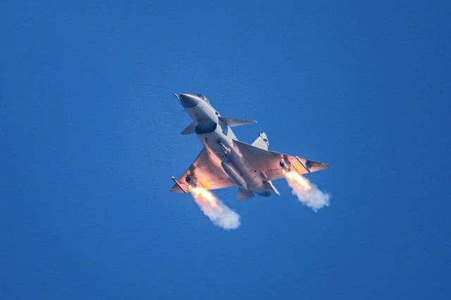 歼10大秀火箭弹,猛烈开火炸毁功勋老机,同款仍在保卫祖国蓝天_战斗机