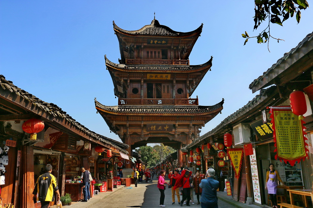 这里建有中国四大古城之一的阆中古城,至今保存完好.