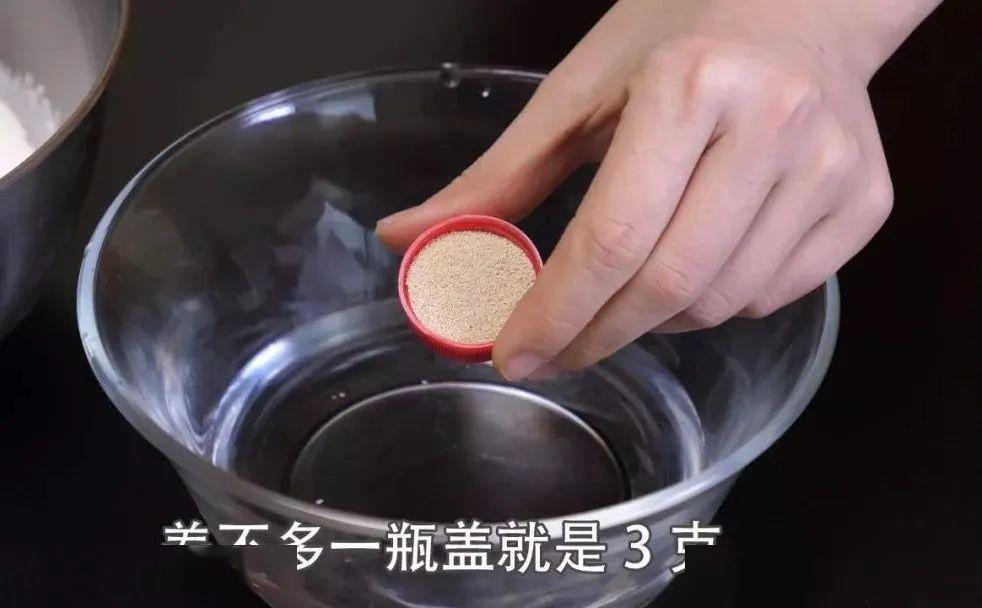 接着在温水中加入3克的酵母,酵母和面粉的比例是100:1,100克的面粉加1