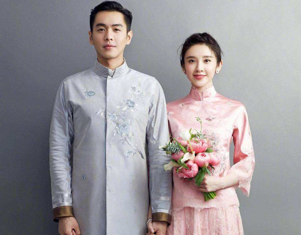 唐艺昕晒孕期游泳照首露孕肚四肢纤细状态好张若昀频晒孕妇餐
