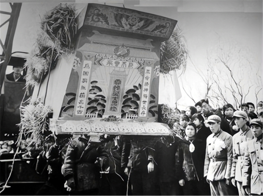 雷锋葬礼老照片摩托车开道十万人送行最后一图是他的遗物