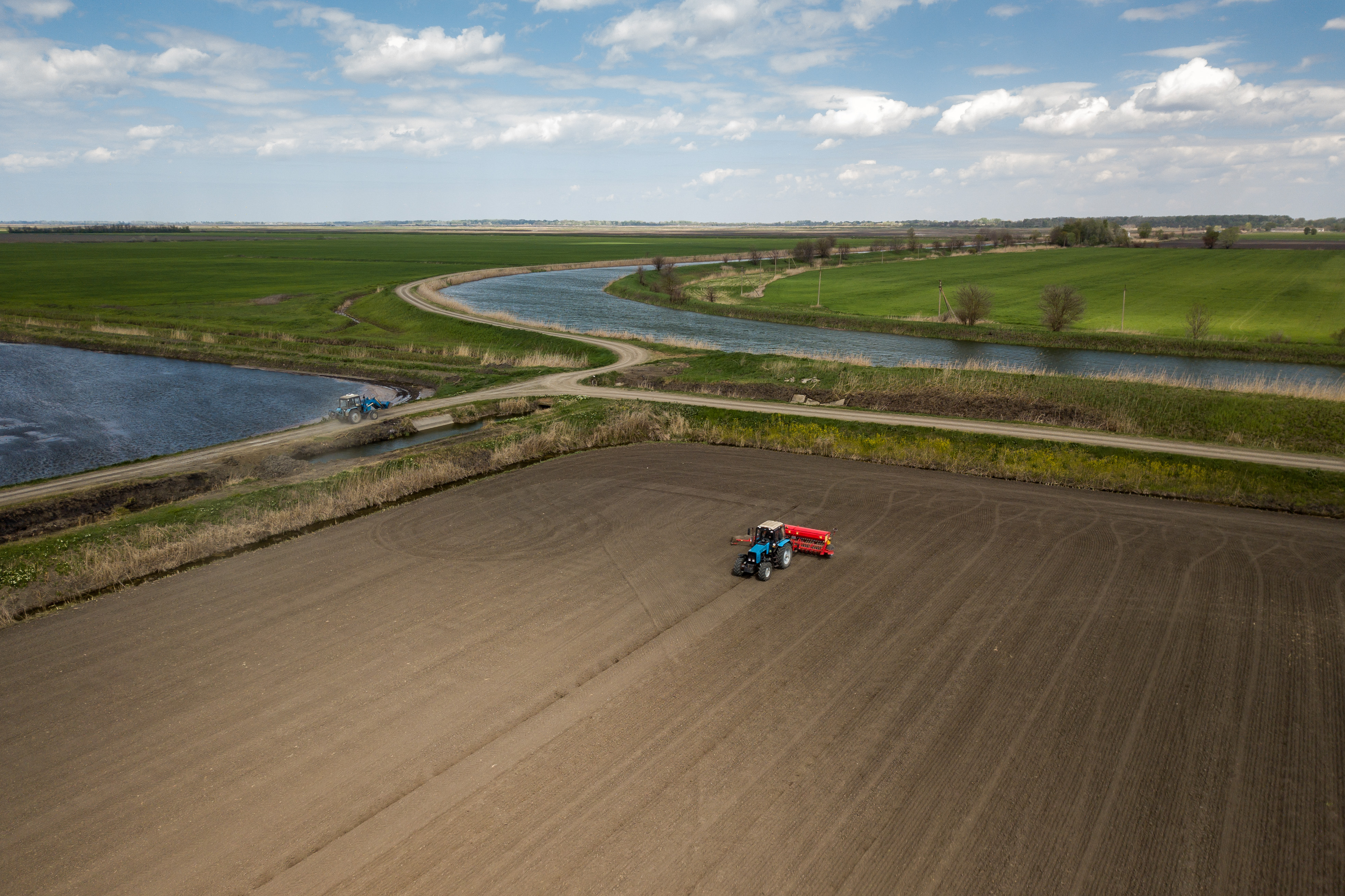 新华社/卫星社4月27日,农民在俄罗斯克拉斯诺达尔边疆区的农田播种