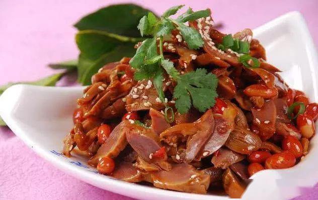 香辣爆炒鸡胗食材:鸡胗,辣椒,葱,姜,红油郫县豆瓣酱各适量.