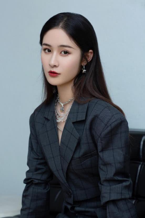 芒果台宝藏主持人梁田西装配短裤超级显洋气30岁穿成20岁少女