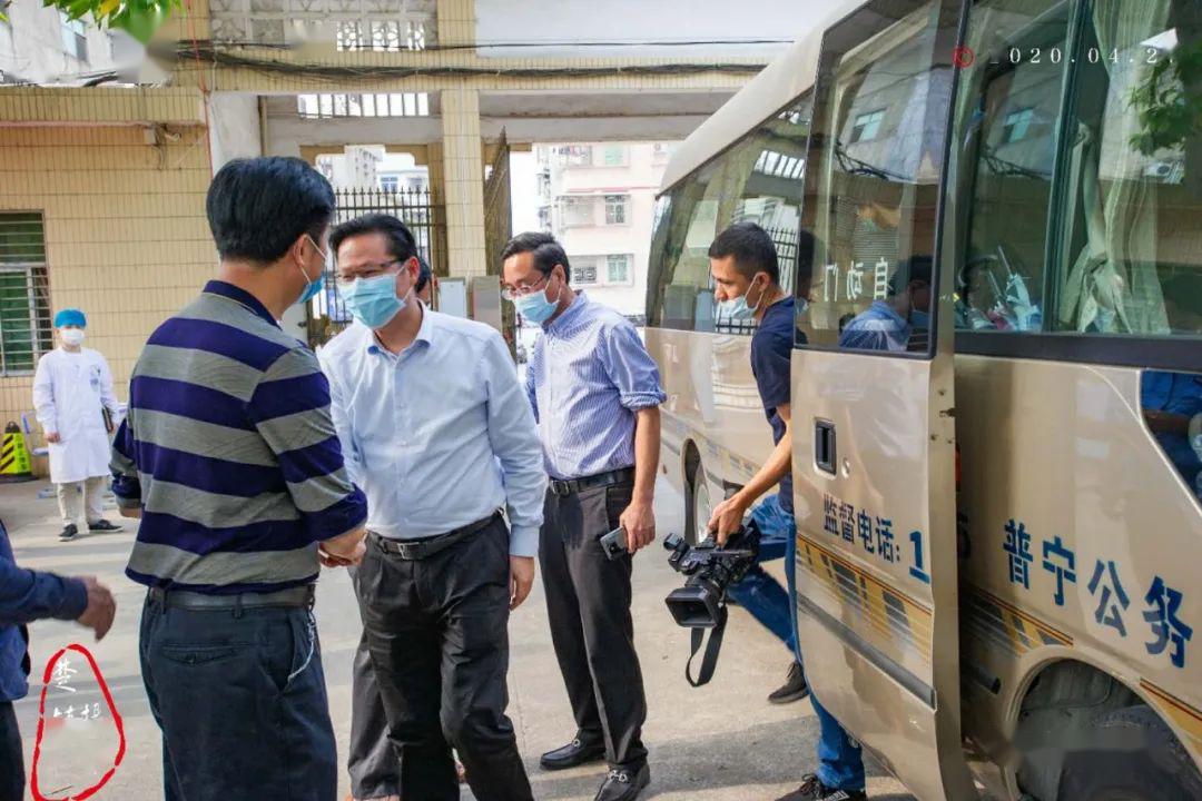 黄锐亮代市长带领副市长黄光胜,市教育局局长傅燕玲,梅塘镇镇委书记陈