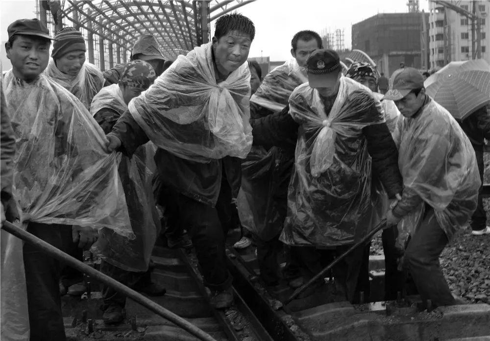 几吨重的轨道,在作业条件十分艰难的情况下,硬是靠人拉肩扛来完成.