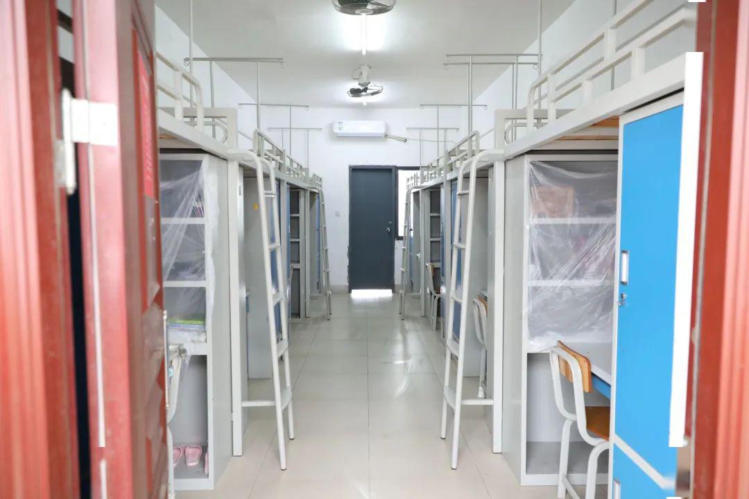 南宁职业技术学院的800多名教职工完成了近2000间学生宿舍的卫生清洁