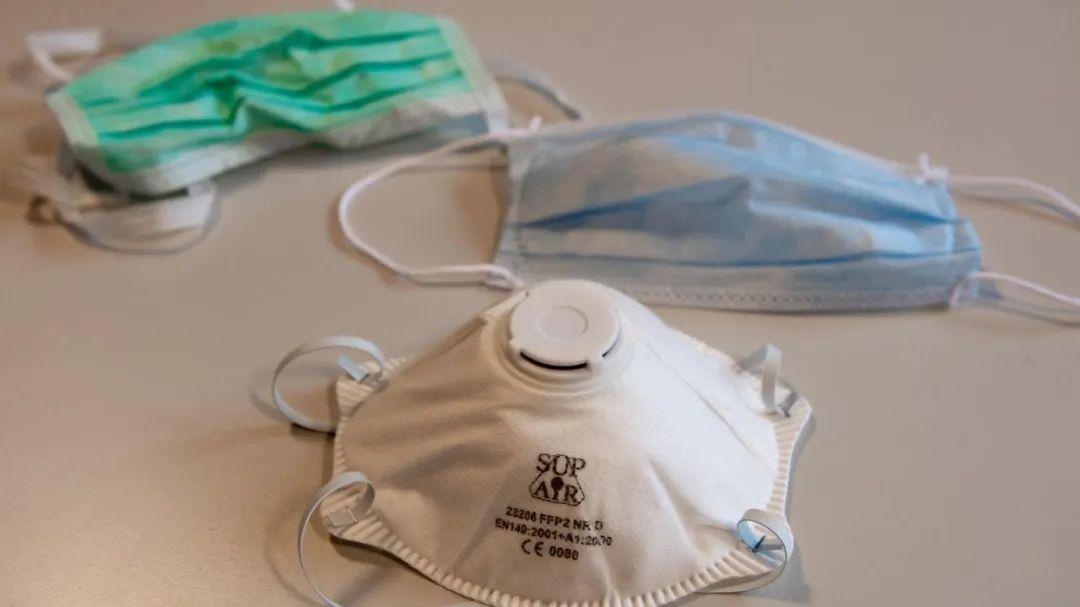 马克龙发表电视讲话,他表示当下法国口罩产能已经提高五倍,并表示每一