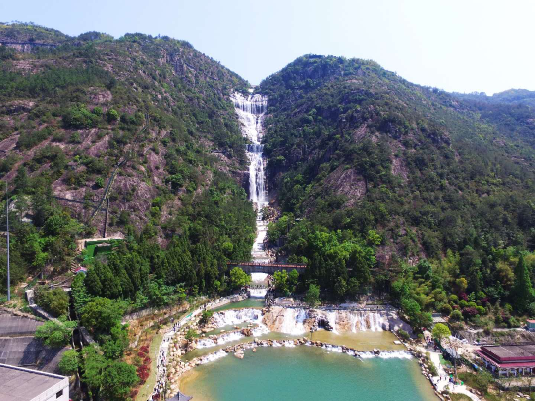 总高325米的中华第一高瀑自古闻名的天台山大瀑布复兴了