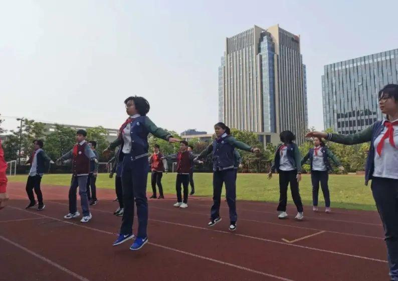 在华师大一附中学生们按规定路径排队错峰到食堂用餐餐桌上安装了隔离