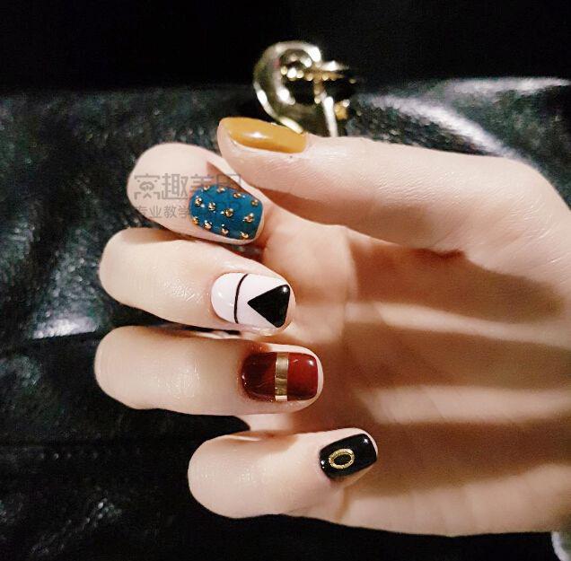 【美甲】今年夏天铆钉美甲又火爆流行起来了!