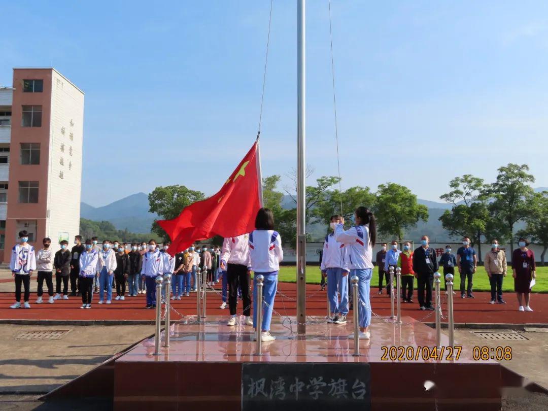 市中学在上防疫防控复学第一课学生有序通过检测通道曲江初级中学对进
