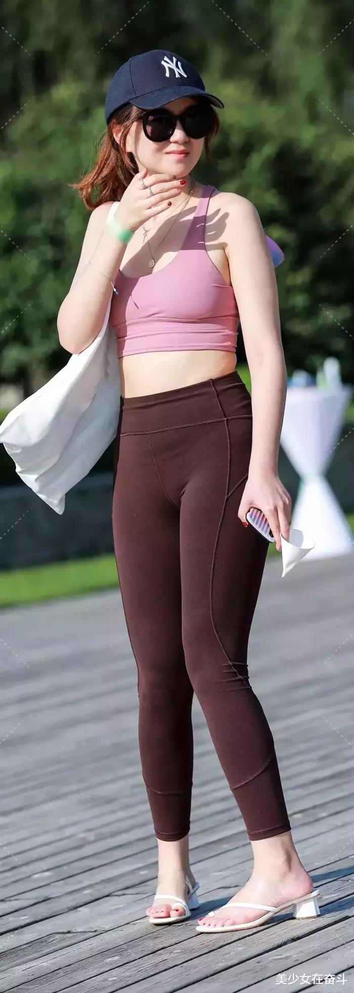 微胖界的"一枝花",姐姐身材特别美,超级紧身裤搭配傲人身姿_美少女