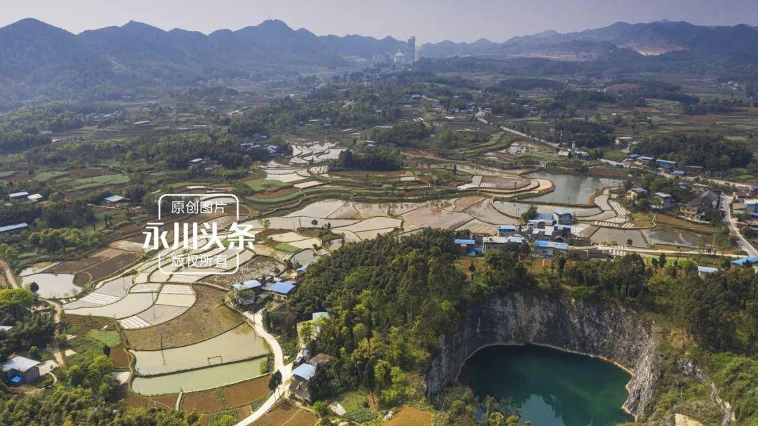 永川红炉镇新店景色酷似九寨沟是因为坑内积水碧蓝澄澈这个矿坑之所以