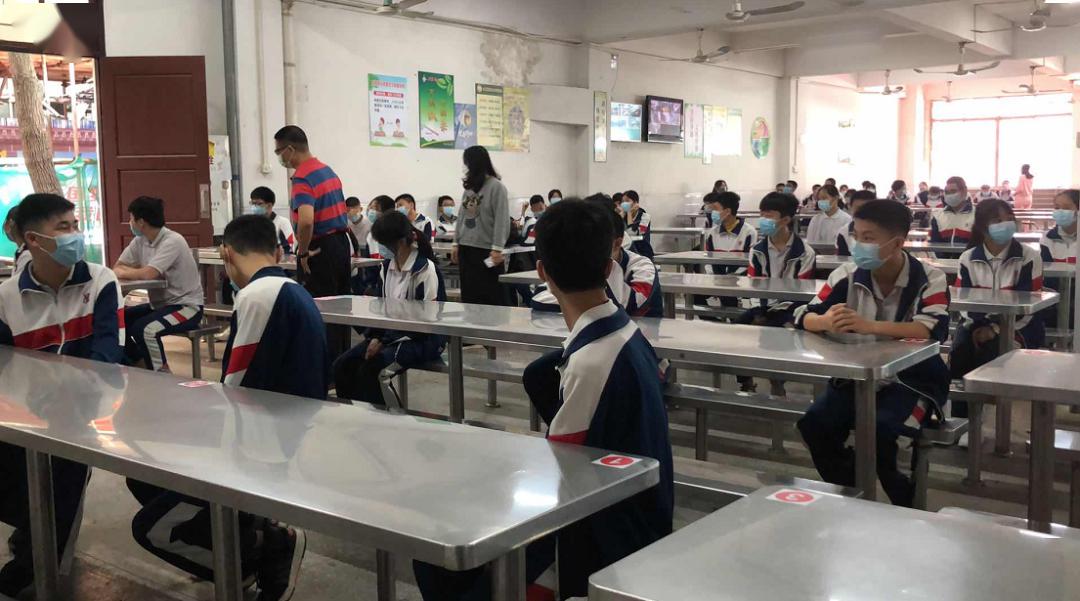 台山一中饭堂就餐实行人流量控制与实名制制度.