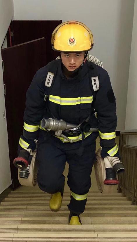有颜有身材业务还过硬8位新消防员哥哥来报道