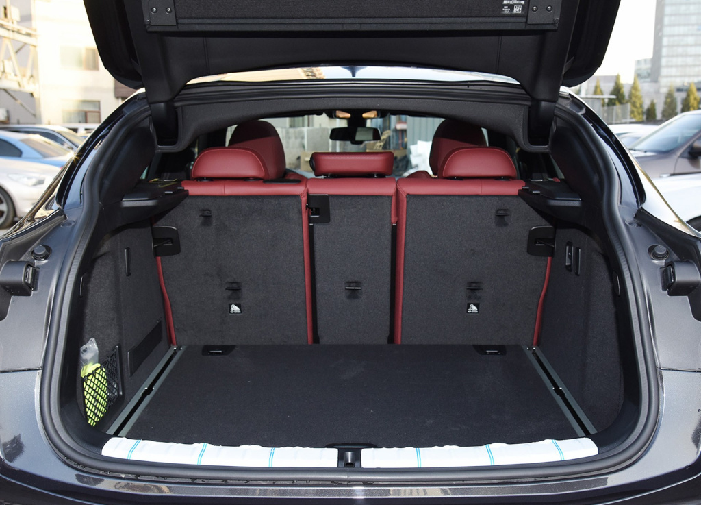 5,后备箱的液压挺杆被减配了,有车主反映当时看展车上明明是有的,自己