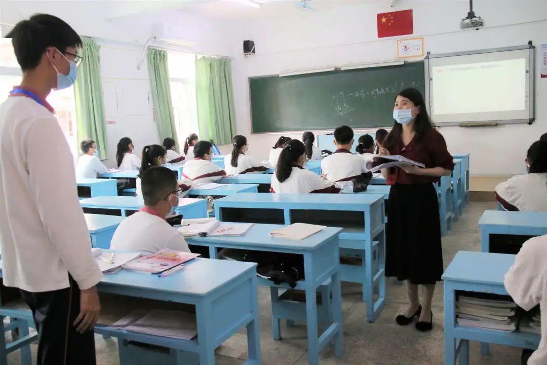 我归来龙湖区教育局领导到我校指导工作,重点查看了学校的入校通道