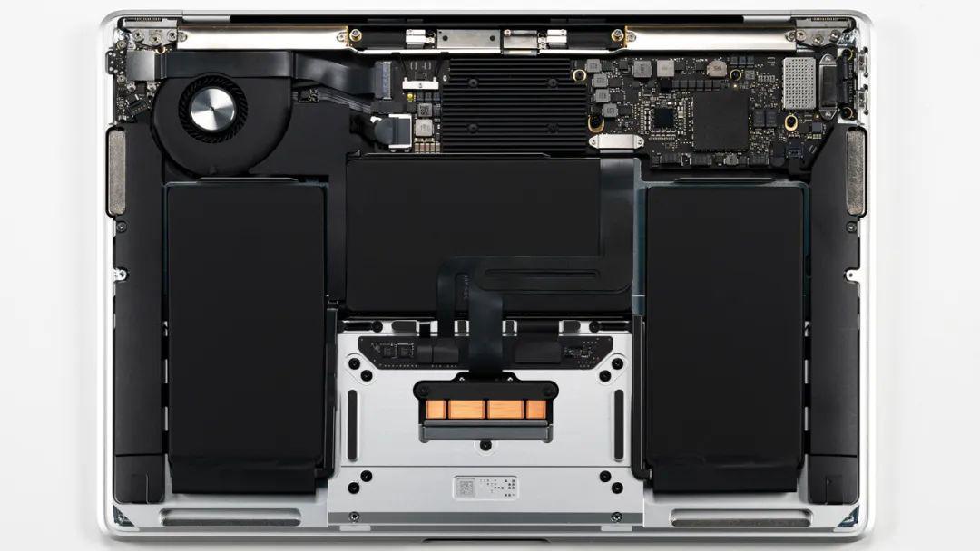 上图是苹果 macbook air的拆机实拍图,单风扇 0热管,cpu上覆盖了一