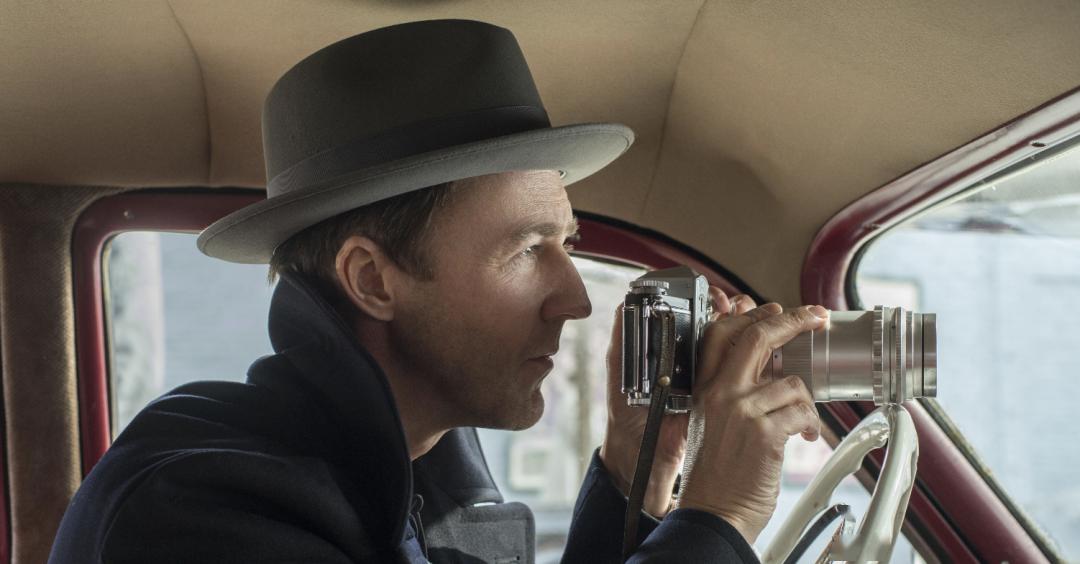 在爱德华·霍普式构图中,通过特效很好的还原了大都会的建筑风物,人物