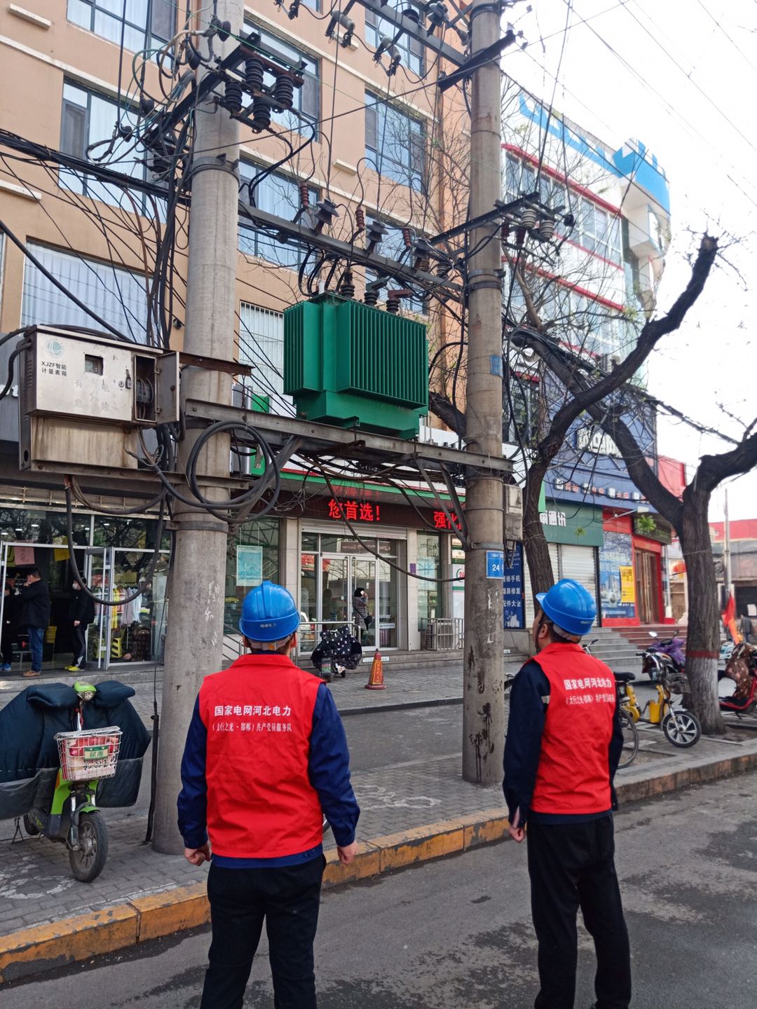 国网峰峰矿区供电公司清明进行巡视防停电