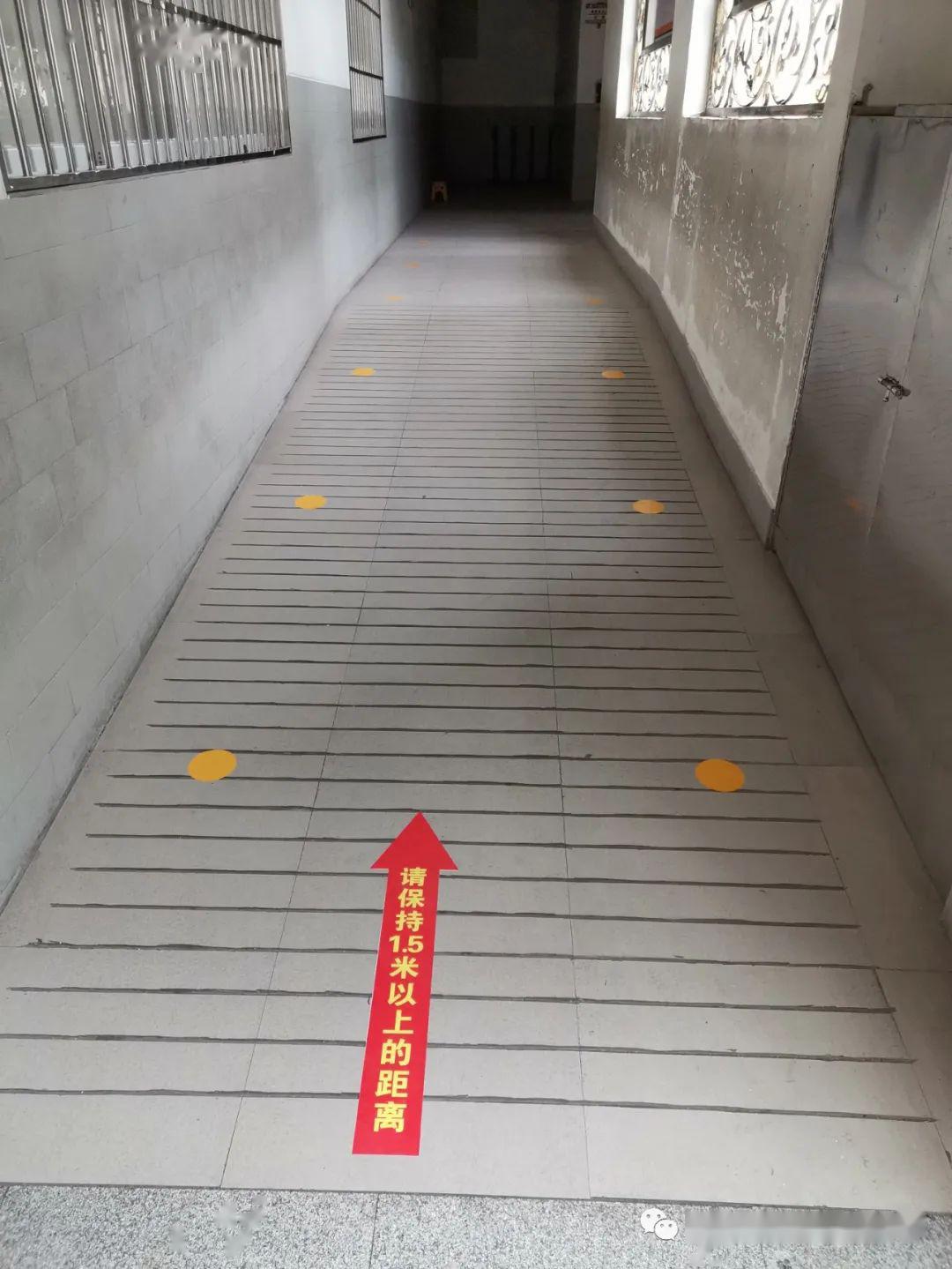 佩戴口罩;下课不得在校园里扎堆,打闹;在校园行走过程中要保持距离