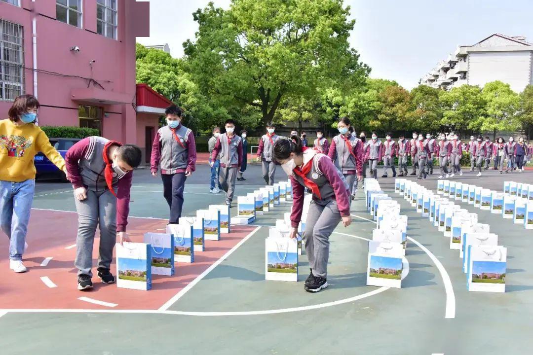 开学啦浦东新区初三高三学子重回校园