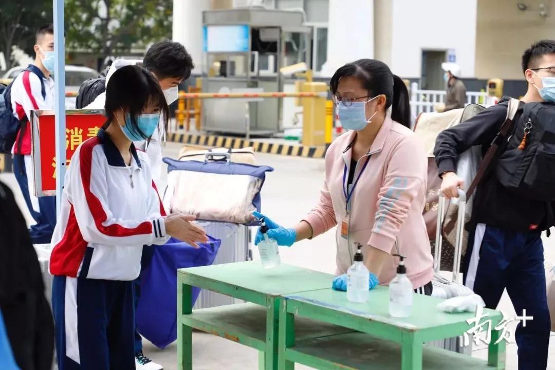揭东二中宿舍区落实全面喷洒消毒,并对楼梯扶手,水槽,门窗把手等重点
