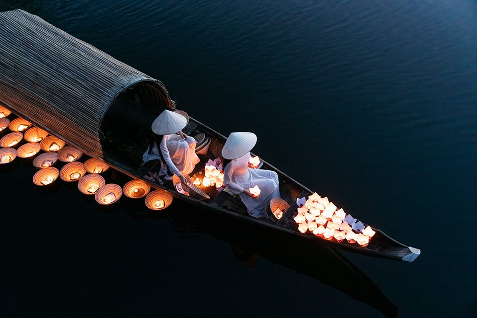 越南顺化花灯节水面花灯漂浮形成梦幻光影