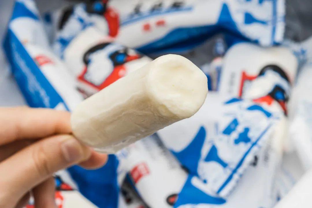 拆开后长得很像小时候吃的小布丁,吃起来奶香奶香的,有大白兔奶糖的