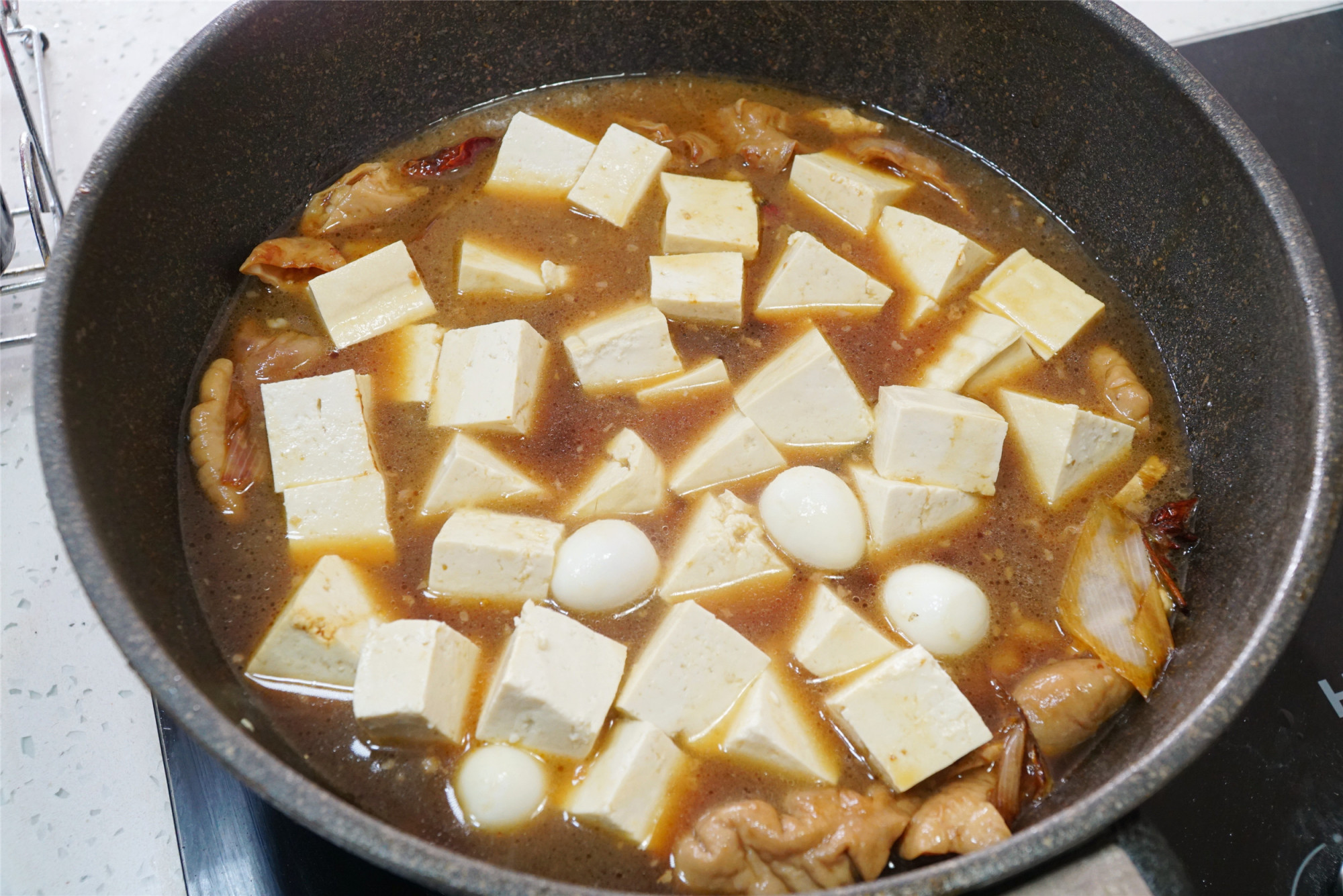 均匀即可,一锅热气腾腾,什么时候吃什么时候解馋的大肠炖豆腐就做好了